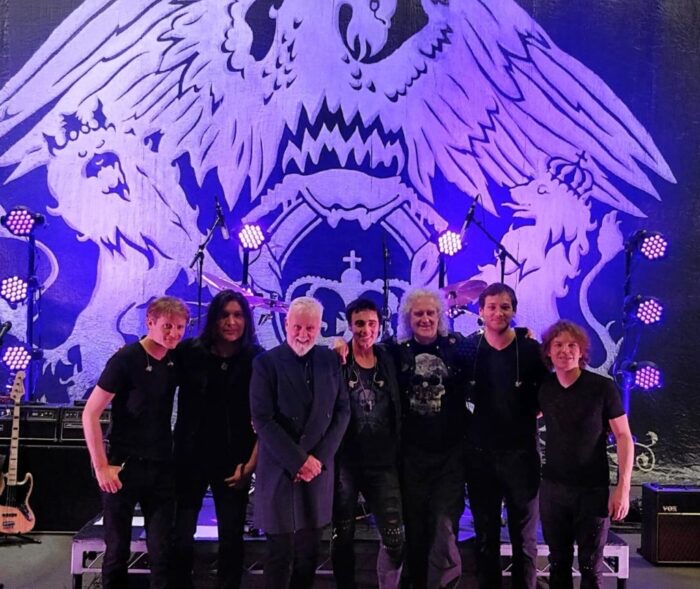Alirio Netto em apresentação com o Queen Extravaganza